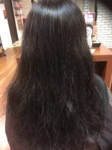 直毛過ぎて、いつもパーマがかからない、、そんな髪の悩みを改善！！