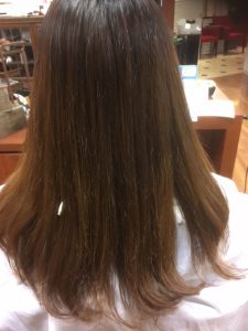 「矯正ストレートをして暫くしたら、髪が膨らんできました」