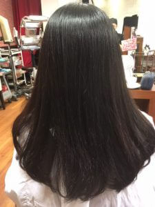 くせ毛で悩んでいる髪にストレートパーマは向いていない！！