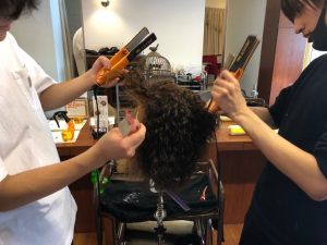 アカデミー通信 vo5〜ヘアマニキュア塗布とアイロン操作〜