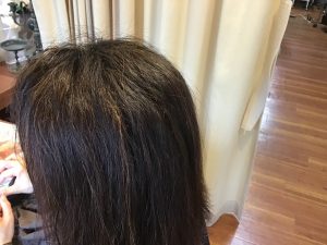 太くてジリジリしたクセ毛をベースメイクで髪質改善！